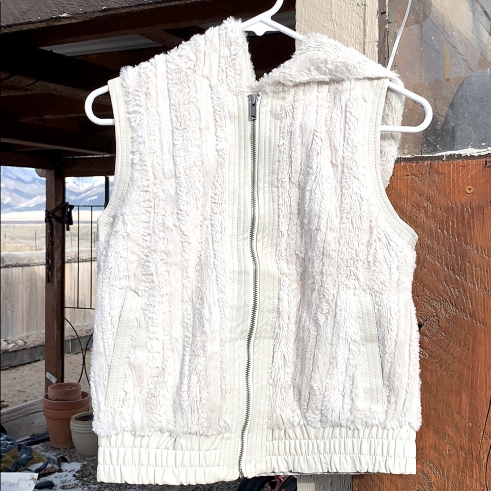 🐻‍❄️ White Vest 🐻‍❄️